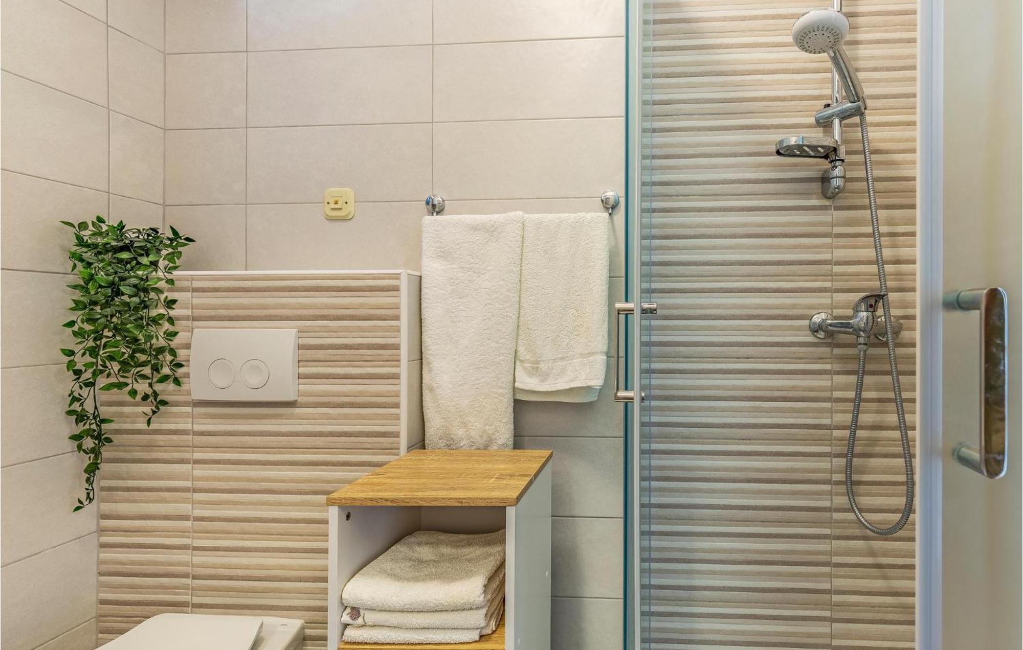 2 Bedroom Beautiful Apartment In Premantura Exterior foto