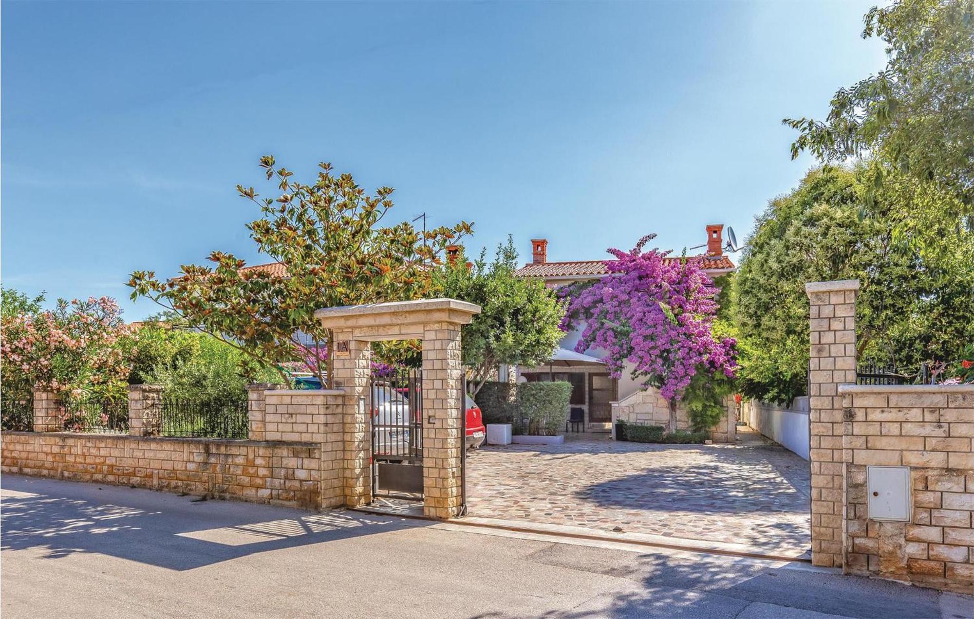 2 Bedroom Beautiful Apartment In Premantura Exterior foto