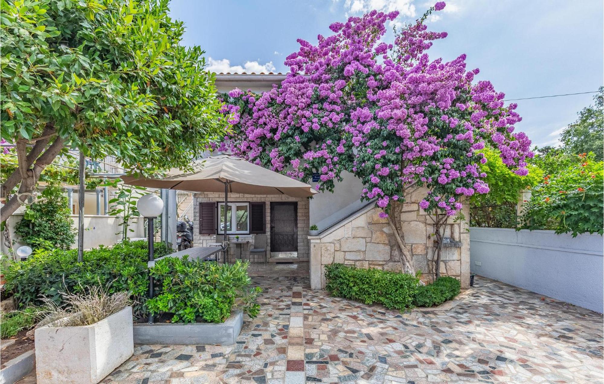 2 Bedroom Beautiful Apartment In Premantura Exterior foto