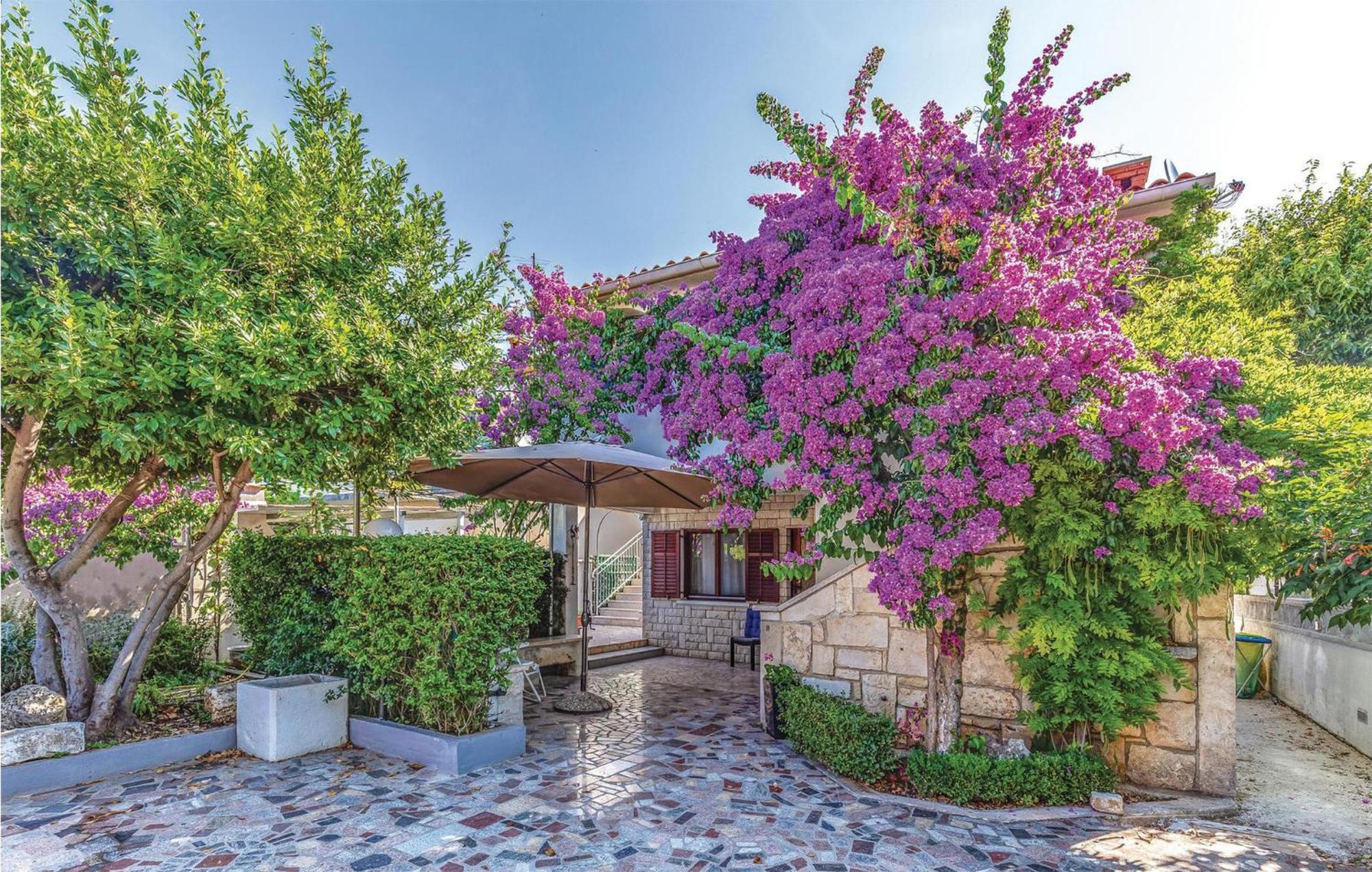 2 Bedroom Beautiful Apartment In Premantura Exterior foto