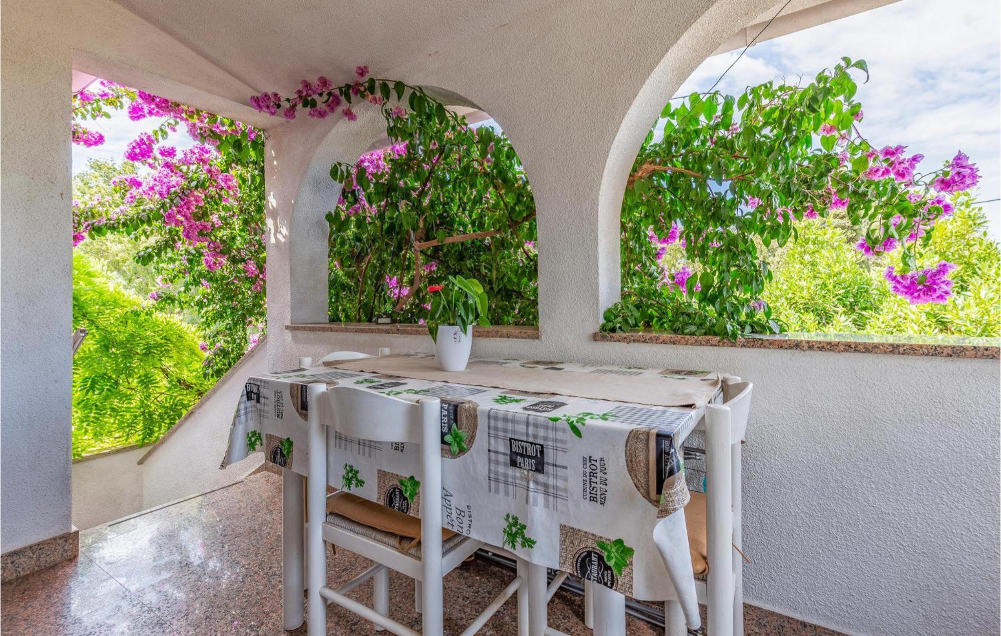 2 Bedroom Beautiful Apartment In Premantura Exterior foto