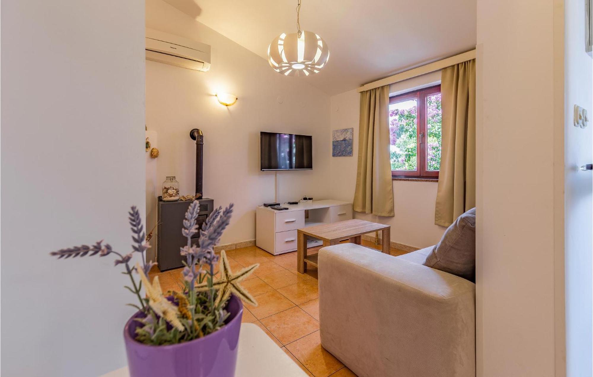 2 Bedroom Beautiful Apartment In Premantura Exterior foto
